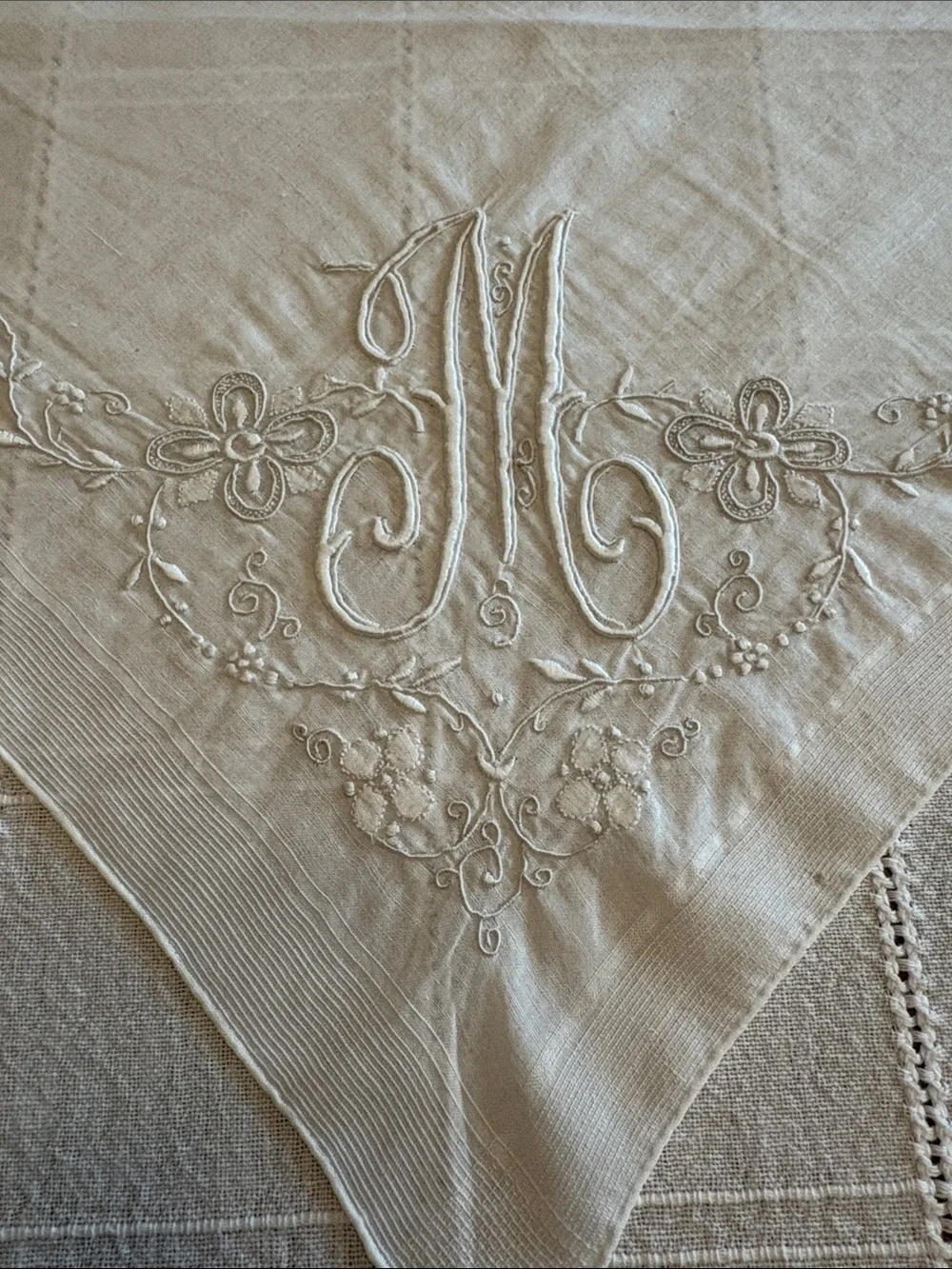 Set of 6 Vintage White Linen Embroidered Handkerchiefs New condition 50’s/60’s